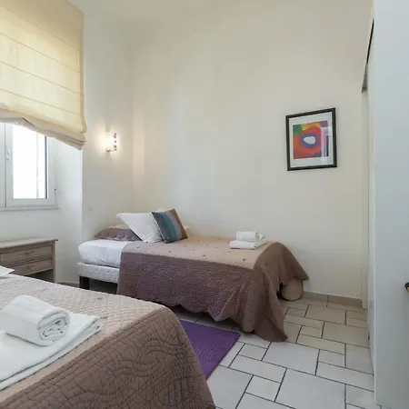 Sleeps 8 Air Con Wifi Apartment