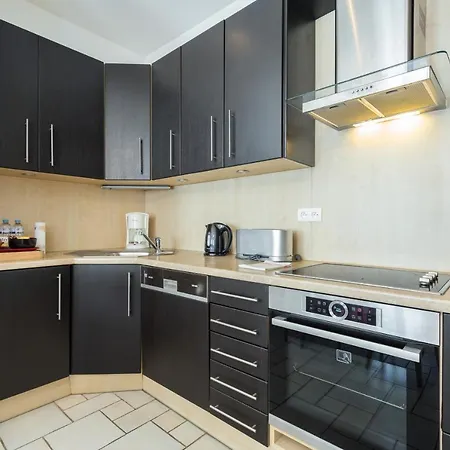 Sleeps 8 Air Con Wifi *